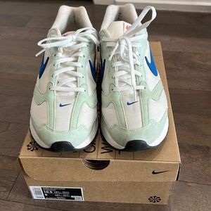 Nike women’s air max Dawn with original box. Light bone/mint/blue size 10.5
